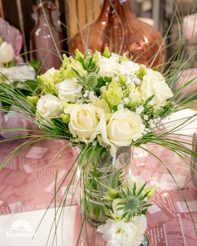 Bouquet de mariée blanc et vert de la fleuristerie Tournesols exposé au salon du mariage de Charleroi 2026.